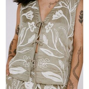 NWT Laude the Label Embroidered Tie Front Vest - Putty Flora size medium